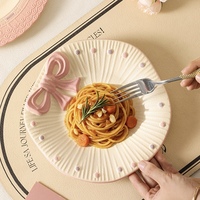 Service de table en céramique avec motif de nœuds roses et violet clair en relief, couleur sous-glaçure, idéal pour un cadeau ou un usage domestique