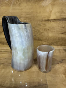 Jarra de Cuerno Natural Tallada a Mano con Base de Madera, Jarra Vikinga para Beber - Product Image 5