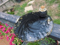 Plateau en résine époxy de forme ronde de luxe avec finition en marbre noir - Élégant plateau de service pour la décoration de la maison et de la table du salon