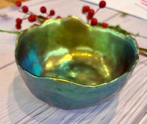 ถาดเสิร์ฟงานฝีมือเคลือบเรซิ่นเมทัลลิก วาดลายด้วยมือ ดีไซน์ปรับแต่งได้ สีสันเหนือกาลเวลา ของตกแต่งบ้าน ศิลปะตกแต่งโต๊ะ ทำด้วยมือ - Product Image 2