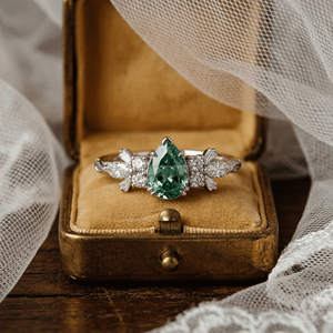 Anillo de compromiso de moissanita verde en forma de lágrima chapado en oro con engaste de garra para mujer, moderno, para boda - Product Image 1