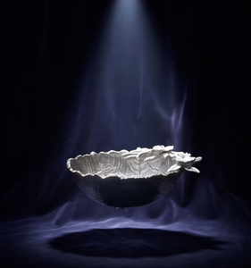Objet décoratif sculptural d'art en argent texturé, style minimaliste contemporain, en forme de récipient, pour commande en gros, en stock - Product Image 1