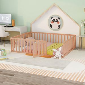 Letto a terra in legno naturale Queen Size per bambini con recinzione e porta (Vecchio SKU WF289663AAM) - Product Image 1