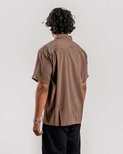 เสื้อเชิ้ตผู้ชายแบบติดกระดุมคอปกพับได้ |   เสื้อแขนสั้นทรงโอเวอร์ไซส์ วิสโคส |   กระเป๋าคาดอกลำลองสำหรับฤดูร้อน ขายส่ง OEM ODM - Product Image 3