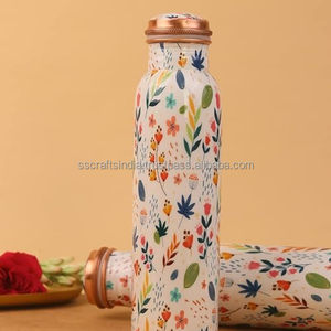 Bouteille en cuivre à imprimé floral de fabrication indienne, bouteille d'eau ayurvédique pour cadeau, disponible à un prix raisonnable depuis l'Inde - Product Image 3