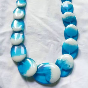 Collar de cuentas ovaladas de resina azul, cuentas planas gruesas, joyería de moda para mujer, accesorio de disfraz, ropa de playa, escote hecho a mano - Product Image 1