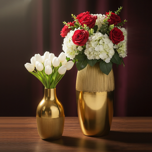 Ensemble de deux vases à fleurs dorés brillants, présentant des textures mixtes lisses et rainurées verticalement, pour les intérieurs modernes sophistiqués - Product Image 2