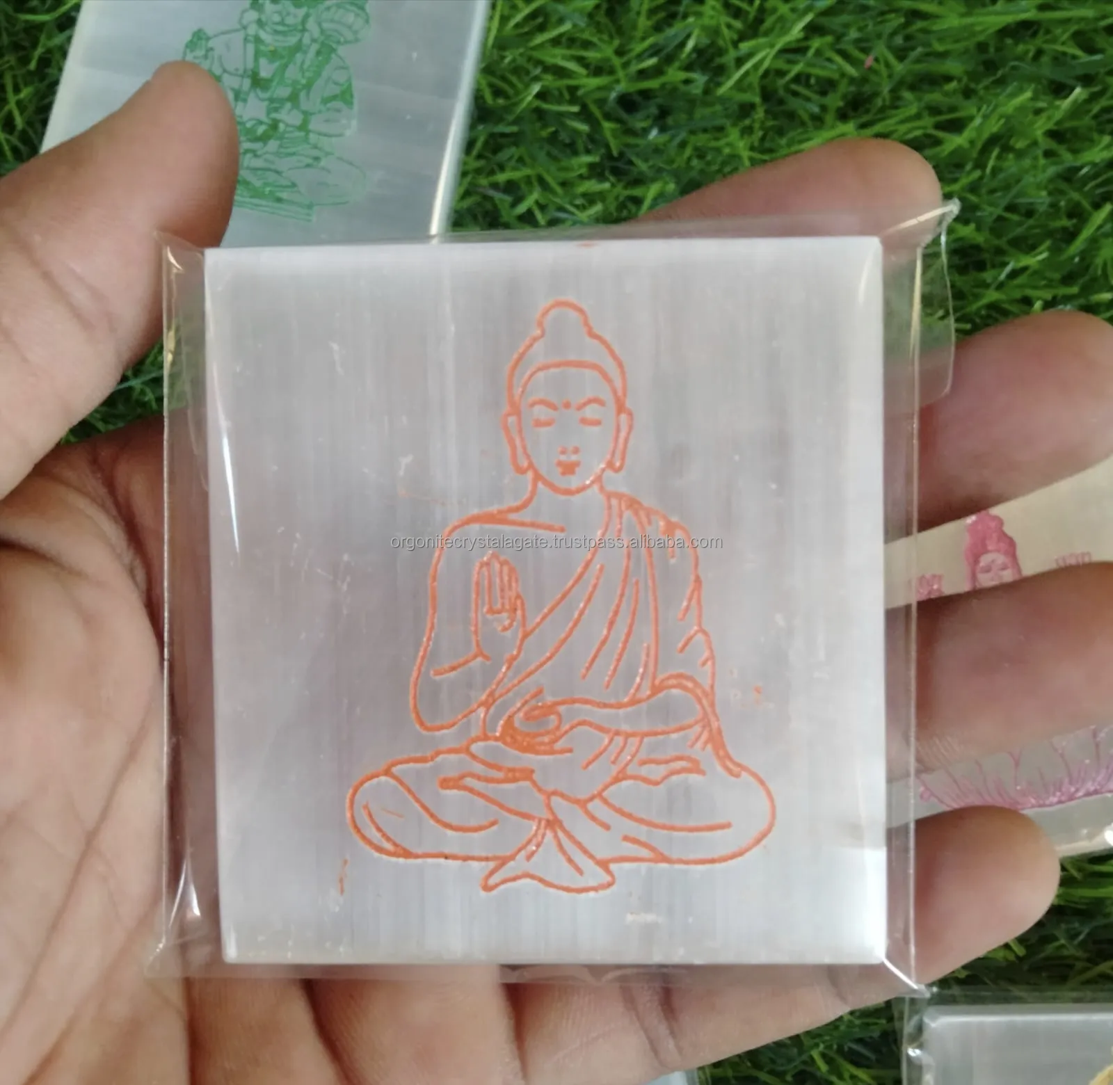 Ukiran alami 3 inci pelat pengisi daya Selenite dengan Tuhan Buddha simbol hadiah terbaik untuk penyembuhan kerajinan kristal membeli dari India