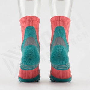 Chaussettes de course à la cheville en corail avec bout et talon turquoise, respirantes et tricotées pour femmes, usage sportif estival - Product Image 2