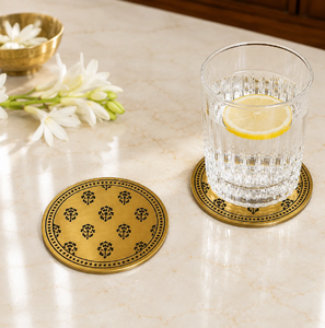 Sous-verre circulaire unique en laiton, à surface texturée riche et bordure surélevée lisse, disponible à prix de gros. - Product Image 5