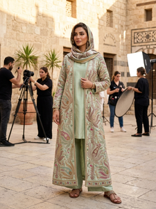 Tissu en satin de soie brodé à motifs floraux pour robe, veste, abaya, kaftan, burqa, vêtements de mariée et de mariages, veste pour enfants. - Product Image 4
