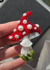 Broche Bordado de Lujo con Perlas, Cristales y Cuentas, Diseño Artístico Hecho a Mano, MD HANDICRAFTS, Unisex, para Bodas y Regalos - Product Image 5