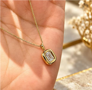 1. Elegante Collar con Colgante de Moissanita Chapado en Oro de 22K con Corte Esmeralda y Engaste de Bisel, Cadena Clásica y Lujoso Diseño Unisex - Product Image 1