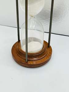 Reloj de Arena de Madera Hecho a Mano de 7.5'' con Arena Rosa |   Decoración Rústica con Diseño de Cruz de Ángel para Mesa de Navidad o Cumpleaños, Uttarakand - Product Image 3