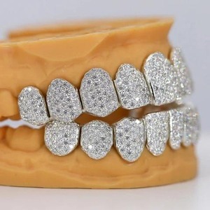 Meilleures ventes : Ensemble de grillz diamantés de luxe, bijoux dentaires étincelants, accessoires buccaux hip-hop, disponible à la vente - Product Image 4