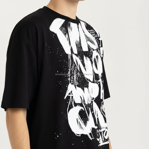 Camiseta Negra Oversize con Hombros Caídos, Estampado Gráfico, Secado Rápido, Transpirable, Personalizada, OEM, Venta al por Mayor - Product Image 4