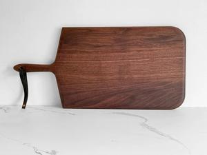 Elegante tabla de cortar de mango largo con asa para colgar, superficie apta para cuchillos, ideal para cortar, servir y exhibir en uso diario. - Product Image 2