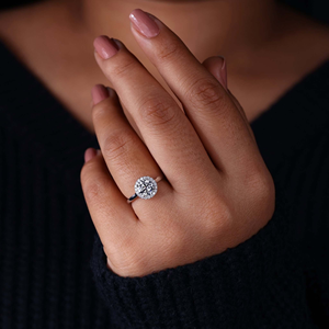 Anillo de Compromiso de Plata con Moissanita Redonda, Anillo de Boda Clásico con Pavé para Unisex, para Bodas y Fiestas - Product Image 5