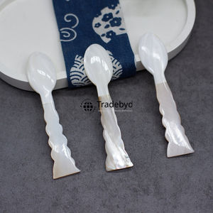Cuillère de luxe en nacre incrustée, faite à la main, cuillère décorative en nacre par Tradebyd - Product Image 4