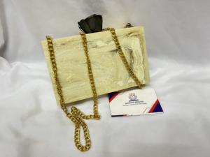 Bolso de Mano de Resina de Diseño con Detalles Artesanales Intrincados – El Último Grito de la Moda de Lujo, Bolso de Mano de Resina de la Mejor Calidad, Nuevo - Product Image 3