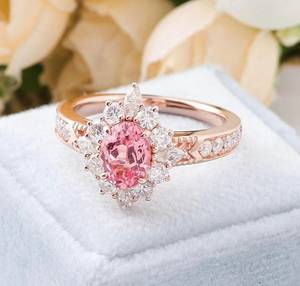 Anillo de Compromiso Romántico de Oro Rosa de 14K con Gema Ovalada Rosa de 2.5ct Cultivada en Laboratorio, Joyería Fina Personalizada - Product Image 2