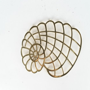 Sous-verre en laiton découpé en forme de coquille de nautilus spirale, accessoire de table artistique de style côtier, disponible à prix de gros. - Product Image 1