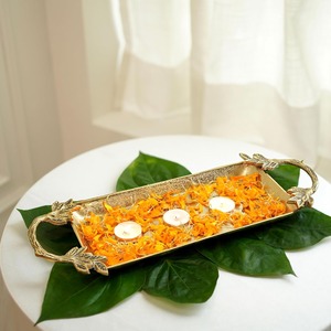 Bandeja Rectangular de Latón Antiguo Hecha a Mano con Asas de Hoja, Bandeja Decorativa de Metal, Organizador Premium para Mesa de Centro - Product Image 4