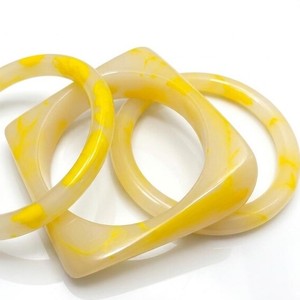 Elegantes Brazaletes de Resina Pintados a Mano para Niñas, Color Amarillo, con Temática Tradicional para Bodas y Uso Diario, Precio Bajo - Product Image 1
