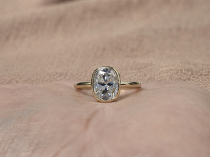 Bague de fiançailles solitaire Lurba Jewels en or jaune 10K avec moissanite taille coussin 2 carats, sertie en barrette, style vintage chrétien pour mariage - Product Image 6