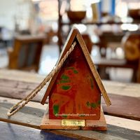 DIVADI A4 Casa para Pájaros de Madera Reciclada Hecha a Mano, Jaula Sostenible para Uso en Exteriores de Verano, Forma Triangular, Cierre de Gancho y Bucle, Pequeña
