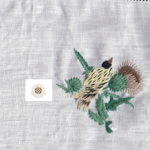 Serviette en lin avec petit oiseau sauvage, broderie délicate, toucher naturel doux pour les tables à thé et les repas chaleureux. - Product Image 1