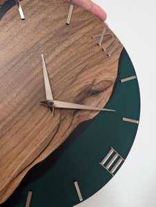 Reloj de Pared Moderno de Madera con Números Romanos, Detalles Verdes, Acabado Pulido, Reloj Decorativo para Sala de Estar, Oficina en Casa, ANURAG - Product Image 2