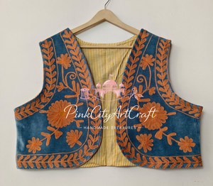 Éxito de Ventas 2026: Elegante y Cálido Abrigo de Invierno con Diseño Étnico, Hecho a Mano en Rajastán con Algodón Ecológico y Terciopelo Azul con Cuello en V - Product Image 3