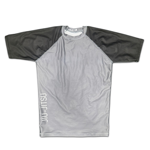 Maillot de compression Rash Guard noir et or, extensible dans 4 directions et en tissu anti-transpiration, partie d'un ensemble de combat pour BJJ et Jiu-Jitsu. - Product Image 1