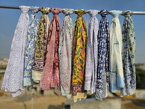 Pareo de algodón hecho a mano con estampado floral, pañuelo ligero y ecológico estilo bohemio para mujer - Product Image 3