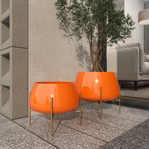 Pot de fleurs décoratif rond en métal orange brillant avec support doré, support de plante surélevé moderne pour jardin intérieur et extérieur - Product Image 6