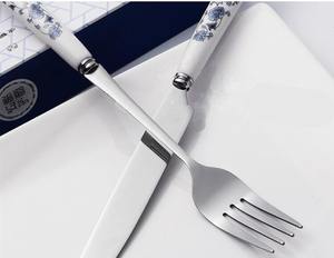 Couverts à motif floral bleu avec manche blanc, idéaux pour les repas à la maison, les dîners en famille et l'usage quotidien, vente en gros depuis l'Inde - Product Image 2