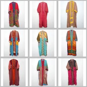 ชุดกิโมโนสไตล์วินเทจ ลายดอกไม้ ผ้าไหมระบายอากาศดี คอวี แขนสามส่วน ติดเข็มขัด  งานปะติดแบบอินเดีย  ชิ้นเดียวในโลกใบเดียว - Product Image 1