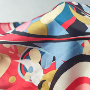 Écharpe carrée élégante en pure soie de mûrier pour femme, collection 2026 - Product Image 4