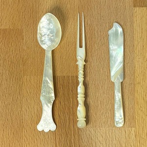Cuillère de service artisanale bohème en nacre blanche non toxique ILAHI pour les fêtes, origine Uttar Pradesh - Product Image 6