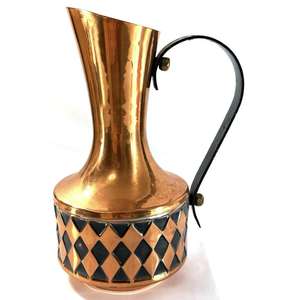 Jarra de agua artística de cobre sólido con diseño decorativo, perfecta para un estilo de vida saludable y para regalar, procedente de la India. - Product Image 1