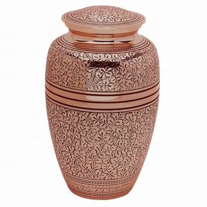 Urne en laiton artisanale avec gravures personnalisées et finition brillante pour honorer les êtres chers par Axiom Home Accents - Product Image 6