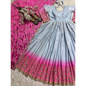 Robe de soirée de créateur avec broderie pour les fêtes - Comprend une robe et un dupatta - Product Image 2
