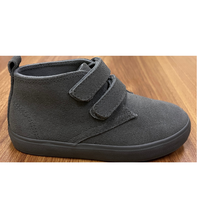 Chaussures vulcanisées pour enfants de haute qualité fabriquées au Vietnam, dessus en cuir véritable, semelle intermédiaire en PU, semelle extérieure en caoutchouc, légères et tendance.