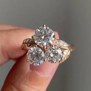 Anillo de Moissanita de 2.50CT con Corte Redondo, Tres Piedras, Banda de Filigrana con Diseño de Hoja, Plata 925 Original con Baño de Oro, Joyería Fina de Estilo Vintage - Product Image 1