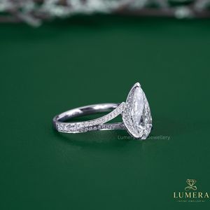 Anillo de Compromiso Personalizado con Diamante Cultivado en Laboratorio, Corte Pera, Oro Blanco de 14K/18K, Diseño de Tallo Dividido con Pavé, Anillo Nupcial para Mujer - Product Image 3