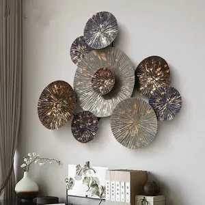 Art mural moderne en métal, élégant et artisanal, pour la décoration de la maison, rehaussant le salon avec un design abstrait unique. - Product Image 4