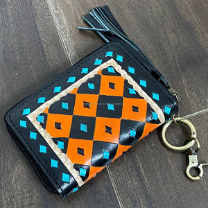 Monedero de Cuero Genuino con Diseño Western Hecho a Mano, con Patrón a Cuadros, Cierre de Cremallera, Llavero y Borla para Uso Diario - Product Image 4