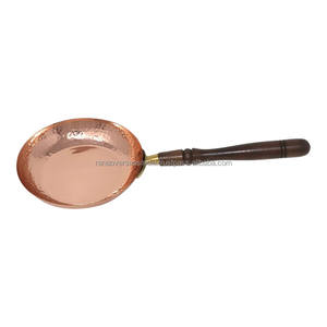 Poêle à frire ronde en cuivre avec manche en bois - Product Image 1