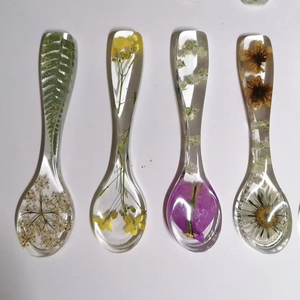 ชุดช้อนเรซิ่นดีไซน์พิเศษสำหรับใช้ในครัวและเป็นของขวัญ  ตกแต่งด้วยลายแกะสลักด้วยมือ  ลวดลายวน และรายละเอียดจากกระดูกและมุก - Product Image 1